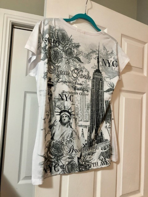 I Love NYC T-shirt (NEW) dans Femmes - Hauts et vêtements d'extérieur  à Saint-Jean de Terre-Neuve - Image 2