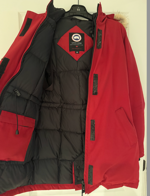 Canada Goose Jacket in Women's - Tops & Outerwear in Laval / North Shore - Image 6