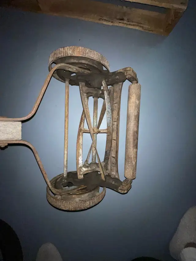 VINTAGE PUSH REEL LAWN MOWER in Lawnmowers & Leaf Blowers in Belleville - Image 3