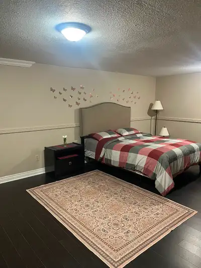 Studio basement apartment with private separate entrance at the heart of Niagara Falls. 5 min away f...