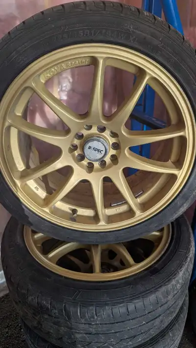 Viens avec trois pneus encore en excellent état Un pneus a changer Les mags sont super propre Fait s...