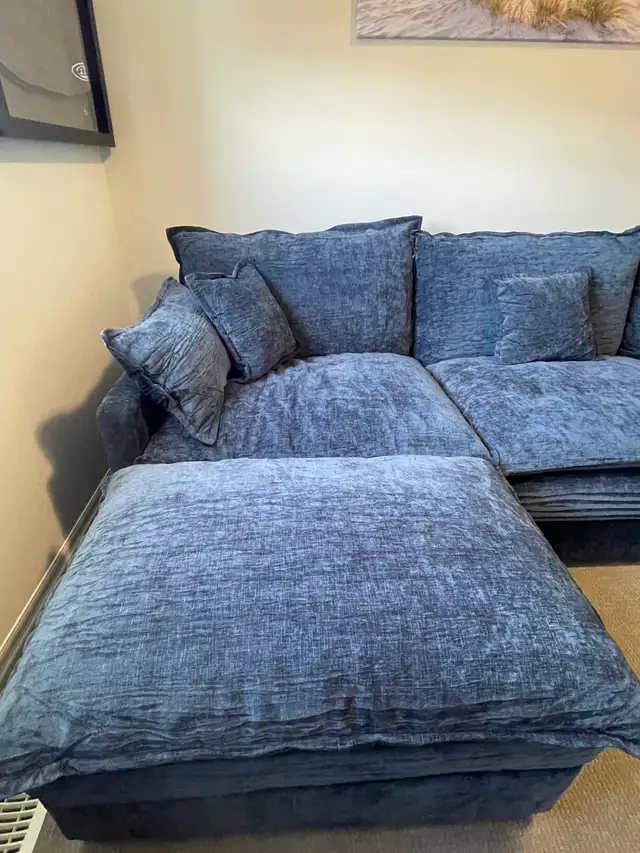 Blue Sectional Couch (like new!) in Couches & Futons in Kingston - Image 3
