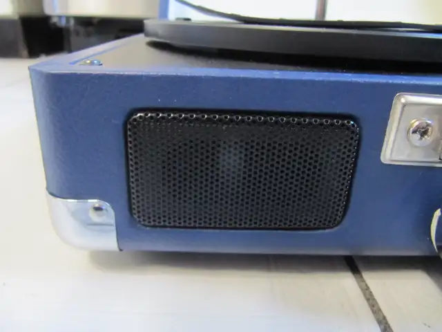 Classic Crosley Blue Stereo Suitcase Turntable Ex Condition!! in Arts & Collectibles in Mississauga / Peel Region - Image 6