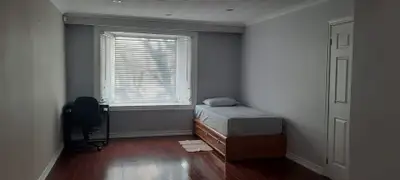 Main Floor Bright Room to Rent (2 people to share) ($700/person)