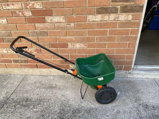 Scott’s turf builder seed spreader  in Outdoor Tools & Storage in Windsor Region - Image 6