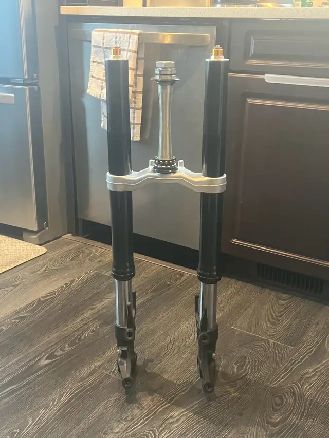 front forks and Lower tree for 2005 and newer  R6 Yamaha in Sport Bikes in Calgary - Image 3