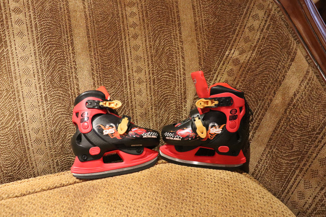 DISNEY CARS SKATES YOUTH ADJUSTABLE 7-9 dans Patins et patins à roulettes  à Région de Mississauga/Peel