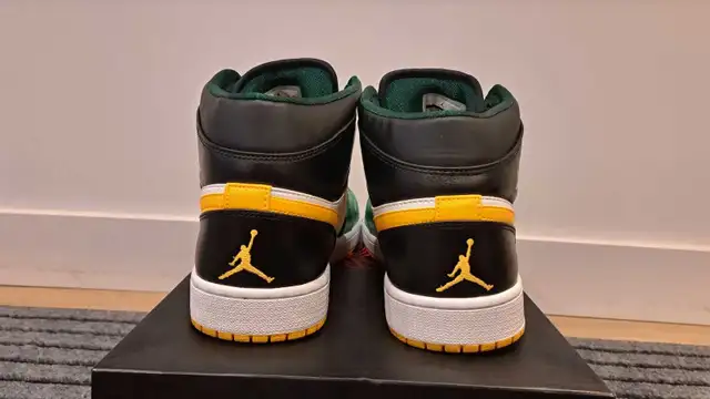 Jordan 1 Mid Retro Sonics in Men's Shoes in Markham / York Region - Image 4