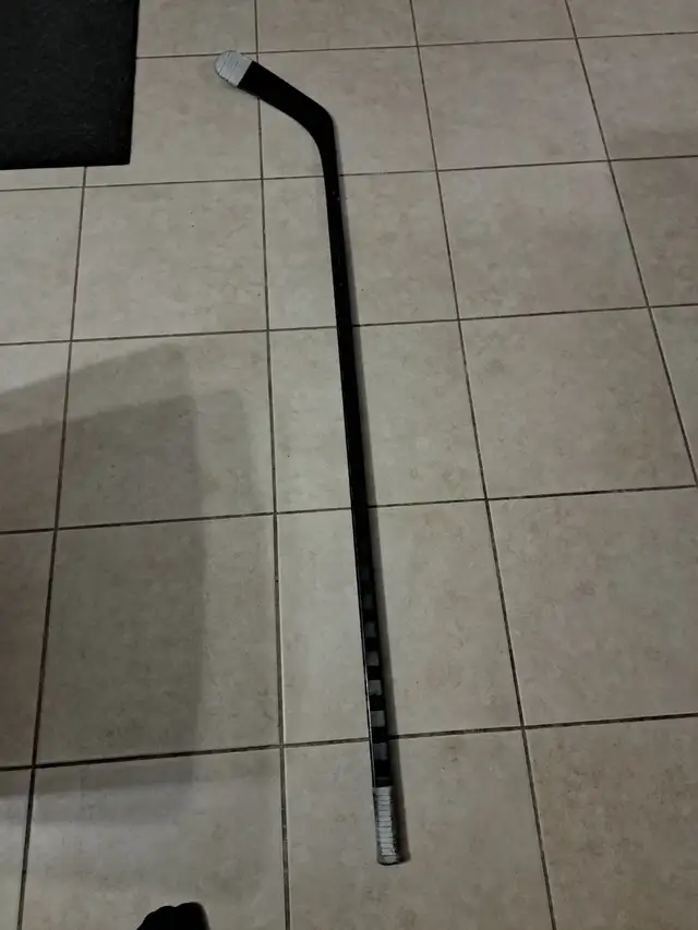 Pro Blackout P92 curve 40 flex left hand hockey stick in Hockey in Barrie - Image 5