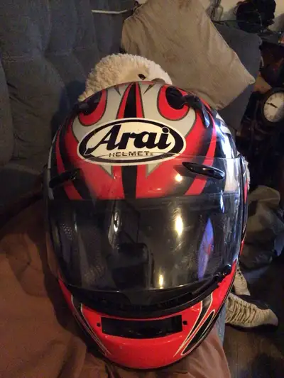 This pre-owned Arai Quantum-2 full-face motorcycle helmet features a striking red, black, and silver...