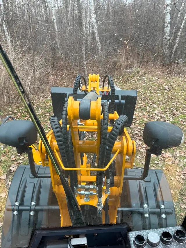New Wheel Loader – 2T / 4,410 lb, 4WD c/w 3 attachments63838168875651124