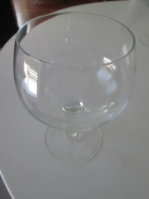 Crystal  Wine/Dessert Glasses Czechoslovakia 7 Large in Kitchen & Dining Wares in City of Montréal - Image 3