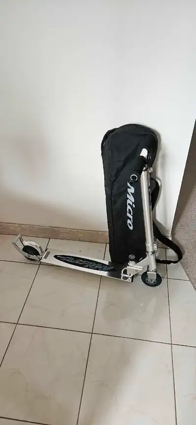 Micro metal scooter in great condition. Just like new. 5-12 years.