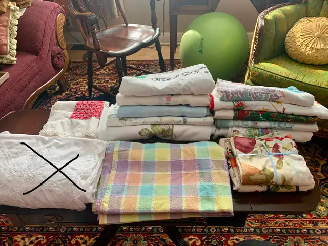 Collection of vintage tablecloths in Home Décor & Accents in Kitchener / Waterloo - Image 2
