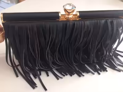 Beau sac à main neuf chic en cuir noir avec déco argent et gold et bandoulière ajustable, pour soiré...