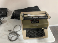 Olivetti Underwood 700 type writer