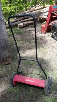 Manual push lawnmower