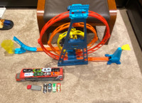 Hot Wheels Set Loop with transporter and lots of cars
