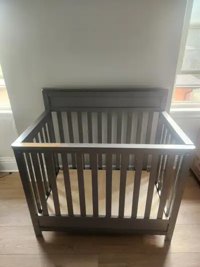 Dream On Me Harbor 4-in-1 Convertible Mini Crib – Grey – Used ☆Perfect for small nurseries or tight...