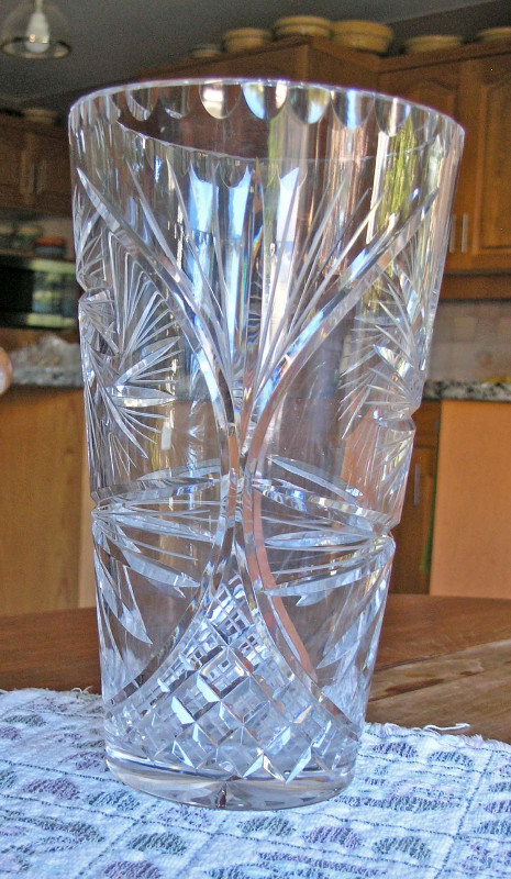 Pinwheel Lead Crystal Vase Large in Arts & Collectibles in Guelph - Image 4