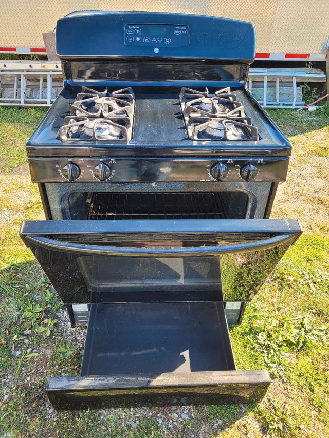GE Gas 4 burner Stove with Oven in Stoves, Ovens & Ranges in Grand Bend