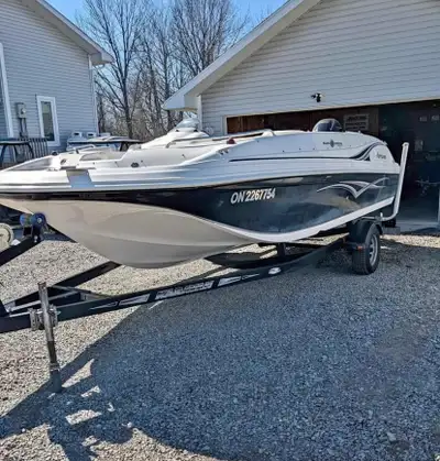 2012 Hurricane Sundeck 19ft. Complete with trolling motor, Humminbird fishfinder, live well, pedesta...