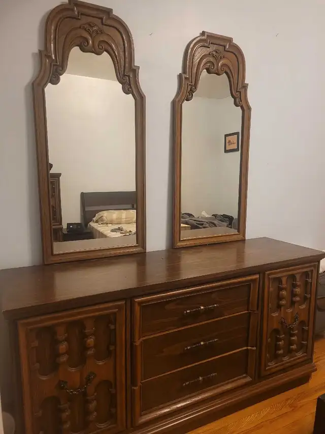 Wooden dresser / dressing table in Dressers & Wardrobes in City of Toronto - Image 8
