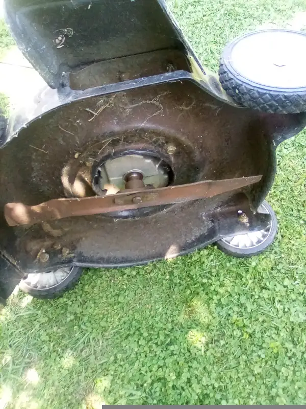 Yard Machines -tondeuse (Essence) in Lawnmowers & Leaf Blowers in City of Montréal - Image 7