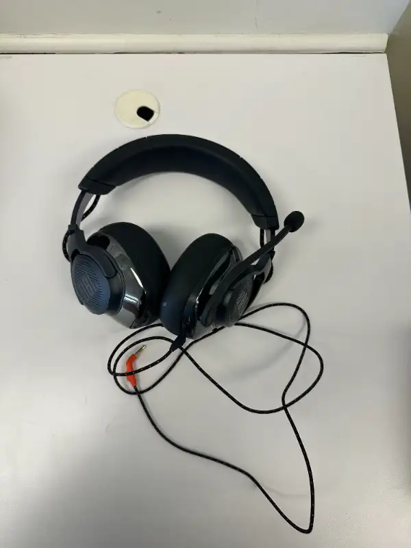 JBL QUANTUM 810 in Headphones in Bedford - Image 2