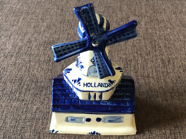 Vintage hand painted Holland delft blue porcelain windmill dans Art et objets de collection  à Ville de Montréal - Image 2