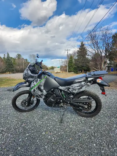 2017 Kawasaki KLR 650 Dual-Sport Carryover Digital black/grey camo 2,800 KM -4 stroke/5 speed manual...