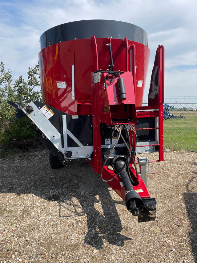 2022 Jaylor 5425 feed mixer wagon in Farming Equipment in Saskatoon - Image 2