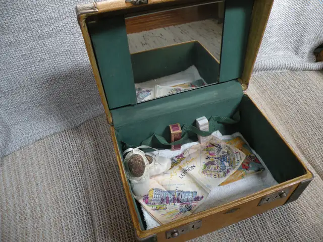 Vintage Tweed Travel Case Excellent Condition in Other in Woodstock - Image 3