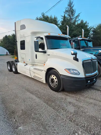 2020 international lt x15 cummins 12 speed auto. $32.000 2006 freightliner columba 60 series detroit...