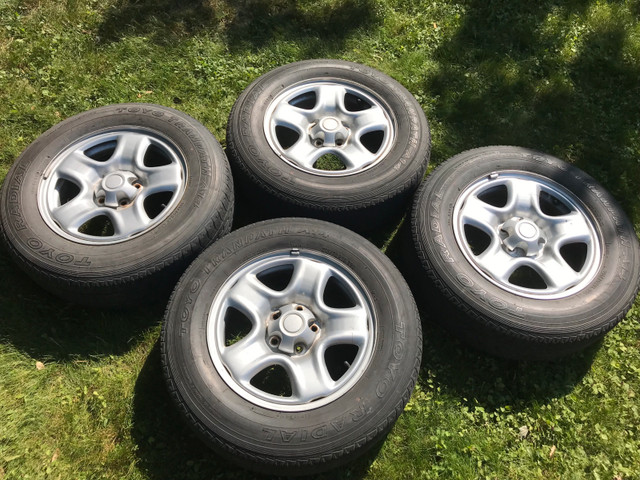 4x Toyota RAV4 "5-Spoke" Wheel (5x114.3mm) + Toyo 215/70R16 dans Pneus et jantes  à Ville de Montréal - Image 2