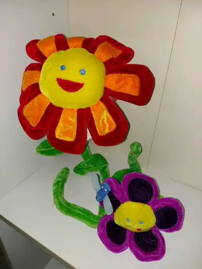 Peluches de fleurs décoratives pour salle de jeu ou chambre d'enfant. En feutre. Les tiges sont rigi...