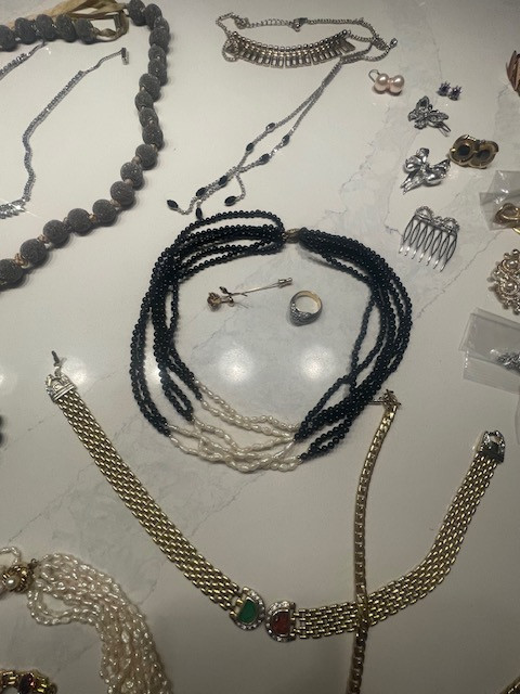 Lot of Vintage Estate Jewelry: Pearl, Costume, 925, Etc in Jewellery & Watches in City of Toronto - Image 2
