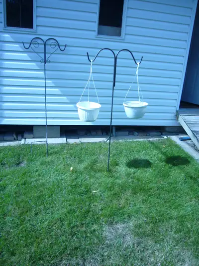 2 SUPPORTS GALVANISÉS POUR PLANTE OU POUR NOURRITURE POUR OISEAUX À PLANTER DANS LE GAZON. HAUTEUR 6...