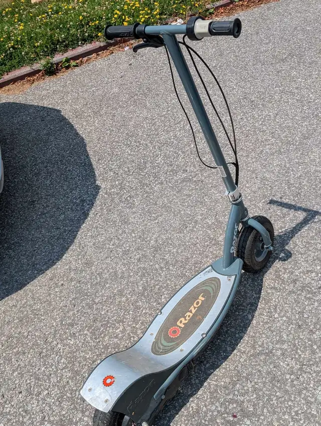 Razor Electric Scooter E300 in Scooters & Pocket Bikes in City of Toronto - Image 2