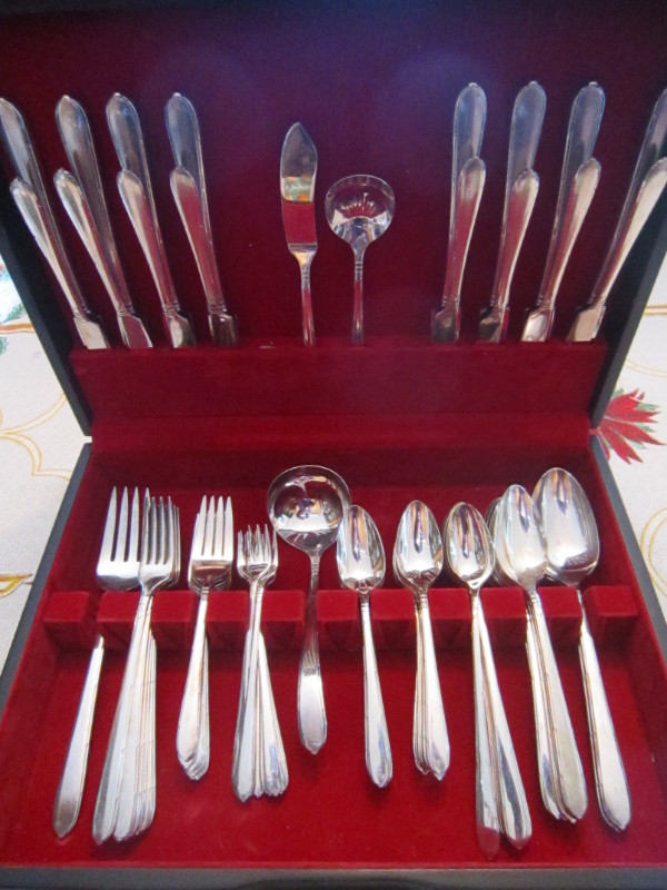 BERKLEY SQUARE silverware set for 8 in Arts & Collectibles in Calgary - Image 2