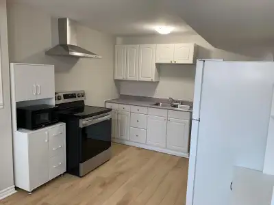 1 Spacious Room Available – for rent near Fleming College and Seneca College - Peterborough. Utiliti...