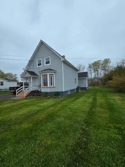 Bottom level of a duplex centrally located in Middleton within walking distance to both schools and...