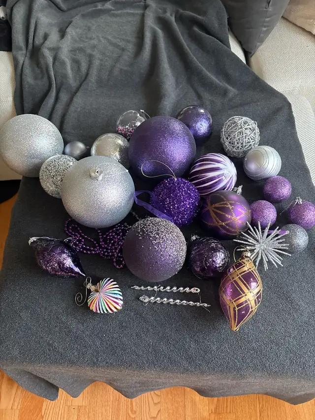 Beautiful black half Christmas Tree with lights and decorations in Holiday, Event & Seasonal in Gatineau - Image 9