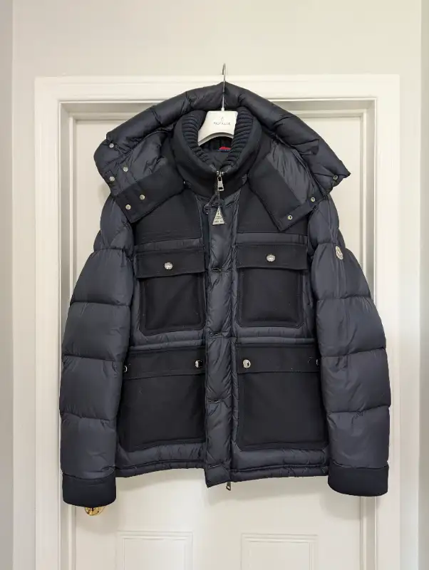 Moncler Rillieux Puffer Down Jacket Navy in Men's in Mississauga / Peel Region - Image 3