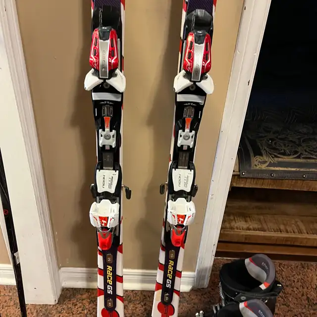 165 Atomic ski with boots and poles  in Ski in Markham / York Region - Image 3
