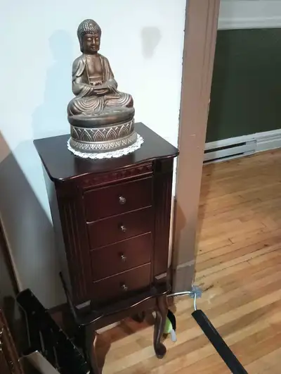 Ce coffre en bois à bijoux est un ajout élégant à toute chambre, offrant à la fois style et fonction...