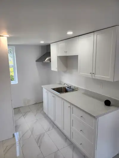 Libre immediatement, beau logement lumineux, situe au 2ieme etage d une maison, non chauffé et non é...