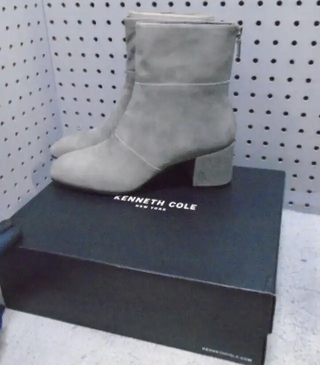Kenneth Cole Suede boots in Women's - Shoes in Markham / York Region - Image 3