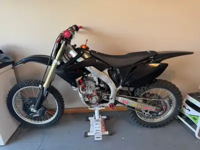 2006 Honda CRF 450R 80 Hours Extra Set of brand new tires 3 Sets of Spare Plastics 2 Extra Sets Bars...