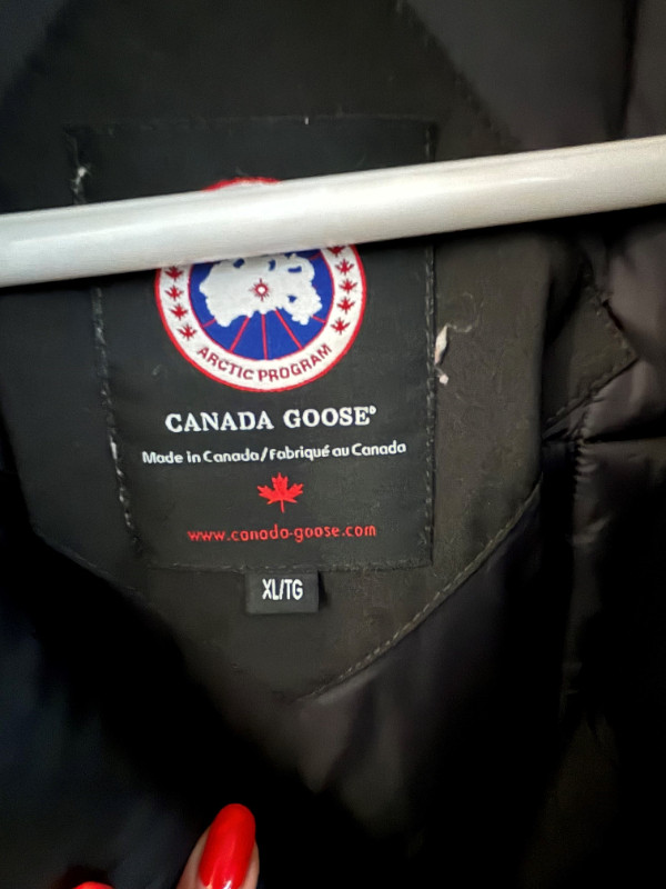 Manteau Canada Goose coat XL in Women's - Tops & Outerwear in City of Montréal - Image 3